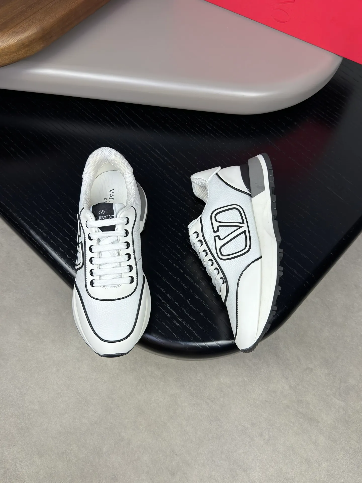 [VALENTINO] Valentino men's shoes 💰500💰 - High-end quality original order - Upper: 🔝 Nappa calf leather, tumbled calf leather, sewn brand plastic totem - Lining: brand mesh canvas, foot pad; water-dyed cow leather - Outsole: multi-color wear-resistant velvet·rubber; combined molded outsole -Super high quality control·Fine workmanship: highlighted (high-end·luxury·grade) -Size :38-44 (45 can be customized)·3300